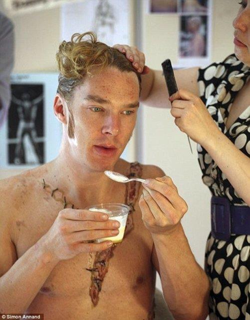 Sherlock?un yldz 38 yandaki Cumberbatch, yapm yaklak 2 buuk saat sren makyaj esnasnda tatlsn yiyor.