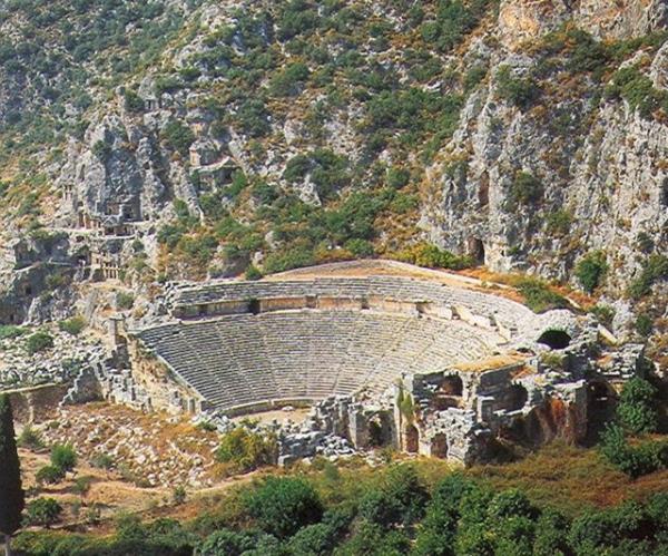 Myra'nn grkemli tiyatrosu olduka salam olarak gnmze kadar gelebilmitir. Arkasndaki dik dan yamacnda kurulan tiyatronun caveas byk lde kayalara oyulmutur.