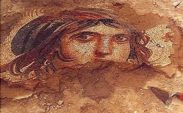 <br><b>Zeugma</b></br>  Zeugma, M 300 civarnda Byk skender'in generallerinden Selevkos I Nikator tarafndan kurulmu bir antik ehirdir.