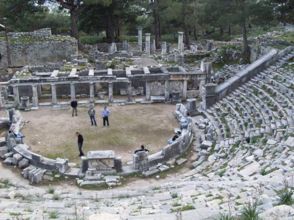 Roma Hamamlar, ana dini merkez olan Delphinion, Kuzey Agora, M.S. 1. yzyla ait Ionik Stoa, Capito hamamlar, Gymnasium, 2. yzylda ina edilen Bouleterion, 164x196 m. boyutlarndaki Gney Agora, M.S. 2. yzylda yaplan Faustina Hamam nem kazanr.