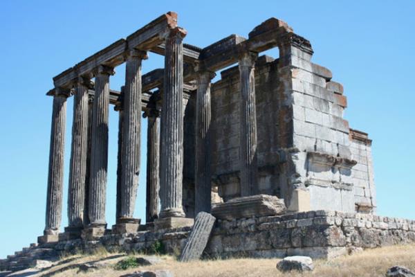 Ayrca byk bir tiyatro ile buna bitiik stadyum, biri mozaikli olmak zere iki hamam ve gymnasium, Kocaay zerinde iki adedi halen kullanlr