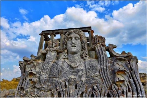 durumda olan be kpr ile antik baraj, borsa binas, stunlu caddeler, nekropol alanlar ve Meter Steune'nin kutsal maaras bulunmaktadr.