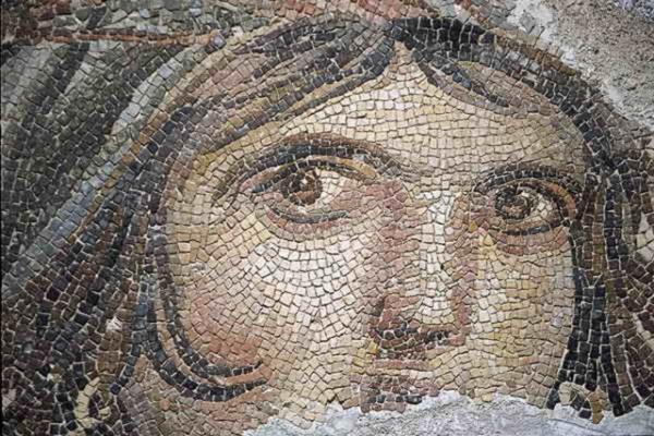 Bugn, Gaziantep ilinin Nizip ilesine 10 km uzaklktaki Belks ky eteklerindedir. ingene Kz mozaii ile n yapmtr ve kentte ok sayda mozaik vardr.