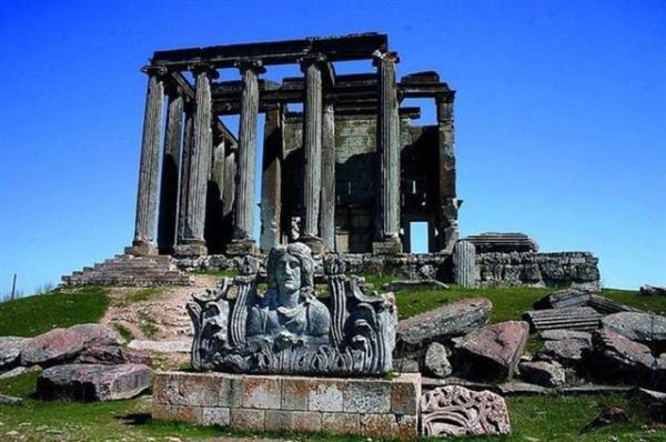 <br><b>Aizonia</b></br>  Ktahya ehir merkezine 57 km. uzaklkta avdarhisar lesi'ndedir. En parlak dnemini ikinci ve nc yzylda yaayan kent, Bizans Dneminde piskoposluk merkezi olmutur.