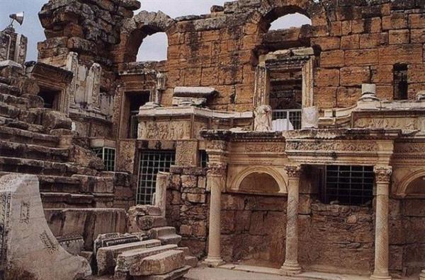 <br><b>Hierapolis</b></br>  Pamukkale yaknlarnda bulunan bir antik kenttir. Tedavi amacyla da kullanlan Pamukkale yeralt sular (travertenler) sayesinde tarih boyunca turist ekmitir. Tiyatro kapasitesi 9500 dr.