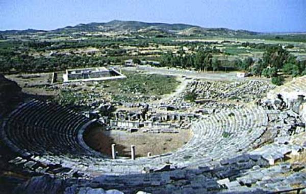 Milet kuruluunda bir liman kenti olmakla beraber, Byk Menderes nehrinin getirdii alvyonlarla liman doldurulduu iin bugn denizden ieride bulunmaktadr.