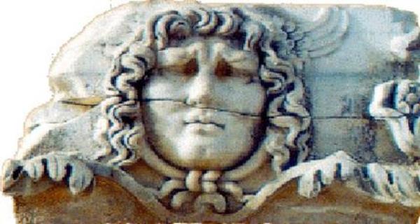 Kentte bulunan yaplar arasnda 15.000 kiilik kapasitesi olan ve son yllarda onarlmaya balanan Roma a yaps Tiyatro, M.S. 1. yzylda ina edilmi