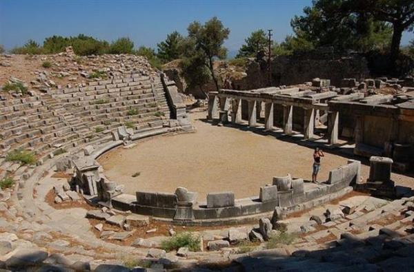 <br><b>Priene</b></br>  Priene, Aydn ili Gllbahe beldesi yaknndadr. Kuruluunun M.. 2. bin ylna kadar uzand tahmin edilmektedir. Priene eski ehir plnlamaclnn en gzel rneidir. ehir, Miletli mimar Hippodamus tarafndan ?grid sistemi? ile ina