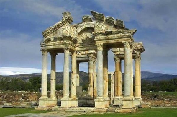 <br><b>Afrodisias</b></br>  Afrodisias adnda birok antik kent vardr fakat en nls Aydn Karacasu'da bulunandr. Trkiye'nin en nl fotorafs Ara Gler'in tesadfi biimde blgede kaybolmas ile bulunmutur.