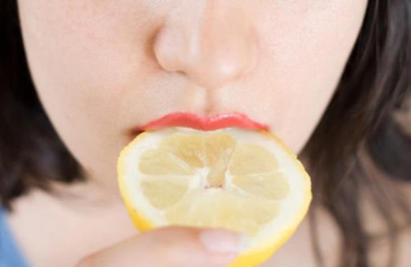 Limon yemek yanl bir ey deil. Ancak limonda bulunan asit, salkl bir az iin temel nitelii tayan di minesini andrabilir.