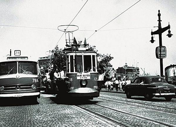 1950?li yllarda 130 km.yi bulan tramvay hatt 1961 ylnda Avrupa Yakas?nda son seferini yapyor