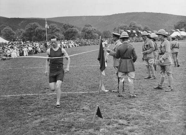 gal yllar? ngiliz askerleri Bykdere ayrba?nda spor yapyor