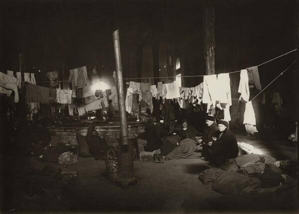 Rusya?dan gelen mlteciler Dolmabahe Saray tiyatro binas ve ahrlarnda hayatlarn srdrmeye alyor