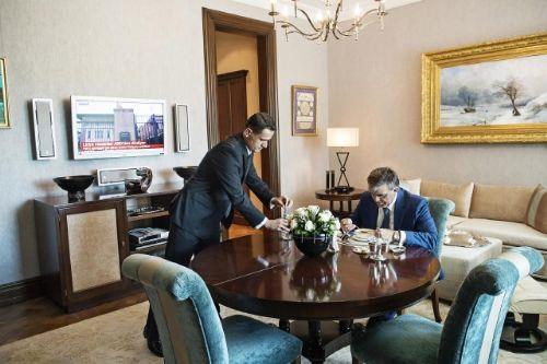 'A Protokol' adl kitaba, 'Bu kitap; iine tutkuyla bal, o an yakalama peinde koan, beni glgem gibi takip eden Mehmet Demirci?nin gznden Cumhurbakanl,