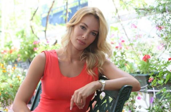 <p>GAMZE ZELK</p>  Eski ei Uur Pekta ile birlikte Umre turlar dzenleyen turizm irketi var.