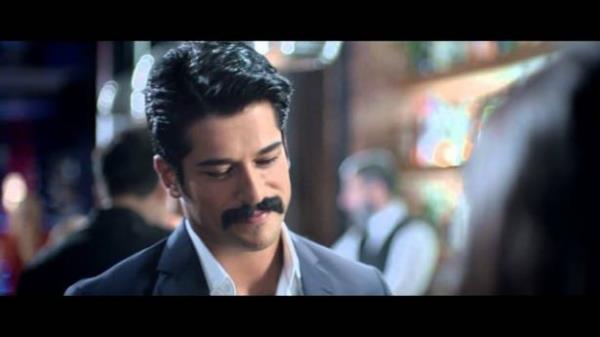 nl oyuncu 2013 ylnda da bir ampuan reklamnda oynam, 1 milyon TL kazanmt. ziivit yaklak 1.5 ay nce de bir kola markasnn 2 milyon TL'ye yz olmutu. Burak zivit bylece 1.5 yl iinde yalnzca reklamlardan 4.5 milyon TL kazanm oldu.