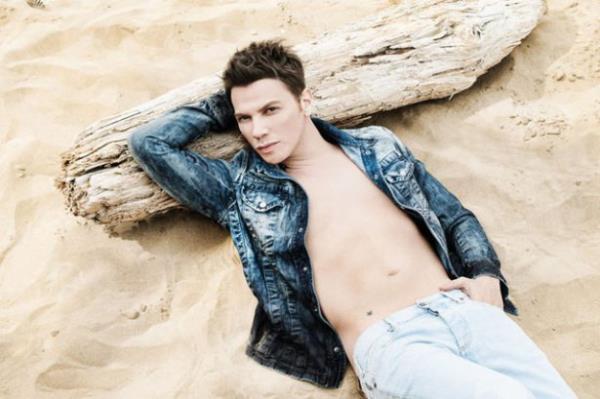 Bebek ve T Maslak?taki ubelerini satn alan nl mzisyen artk patron oldu. u sralar dekorasyon almalaryla ilgilenen Sinan Akl?a sevgilisi Ebru all da yardmc oluyor.