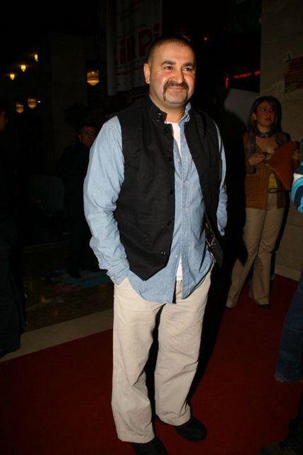 <p>AFAK SEZER</p>  Kaynpederi Ozan Kamaz ile birlikte Tuzla'da bir AVM'de kfteci dkkan var.