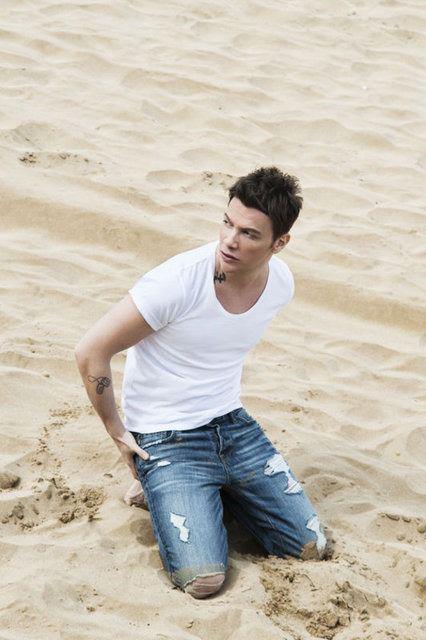 Aranjr ve arkc Sinan Akl, kazancn gzellik ve bakm sektrne yatrmaya karar verdi. Akl, ?Makas? adl gzellik merkezinin ubelerini satn ald.