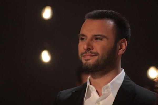 <p>ALAN</p>  Macaristan'n bakenti Budapete'de bayan tekstil maazas altran nl arkc Alian, lkede yaanan ekonomik kriz nedeni ile maazasn kapad. Macaristan'daki orta Servet Bekman ile tekstil pazarndan ktklarn aklayan Alian, turizm sektrne girmeye karar verdiklerini, bakent Budapete'de drt yldzl bir otel iletmek istediklerini syledi.