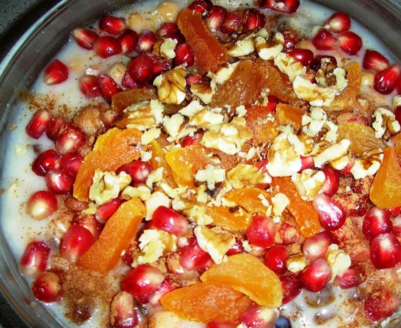 Hz. Nuh'un, gemisinde kalan erzaklarn tamamn kazana katp piirmesinden ortaya kt rivayet edilen are a, Osmanllar dneminde sarayda da piirilmi, "are testisi" ad verilen zel kaplarla da saray dairelerine ve halka birka gn sreyle datlmtr.