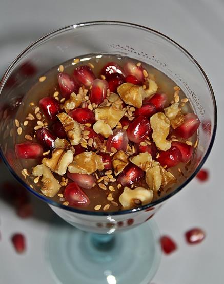 Hadis kitaplarnda getiine gre ise, bu gne bu ismin verilmesinin hikmeti, o gnde Cenb- Hak on peygamberine on deiik ikram ve ihsan ettii iindir.