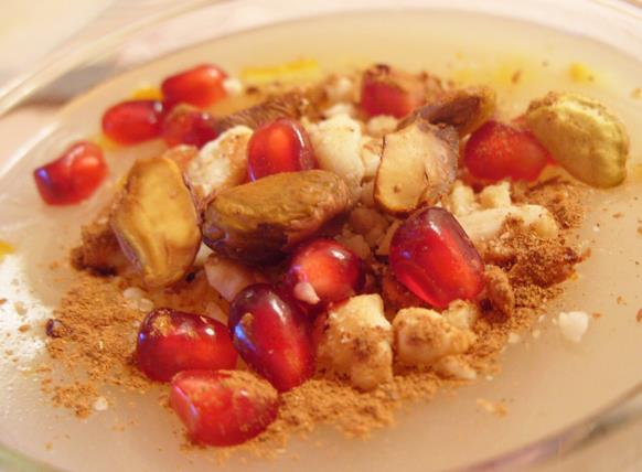 Ancak Efendimiz, sadece o gn oru tutmak yerine nceki ve sonraki bir gnde de orulu olmay tavsiye buyurmutur. Bu mndaki bir hadisi bni Abbas rivayet etmektedir. Bu sebeple en dorusu, Are Gn'n ortalayarak, bir gn nce ve bir gn sonra oru tutmaktr.