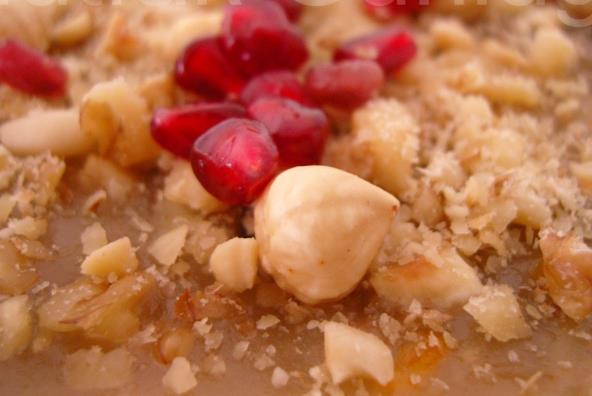 Ancak Are gn infaka tevik eden bu hadislere ramen o gnde hububat karm a (are) piirmeye dair sahih hadislere rastlanmamaktadr. Bununla birlikte, Mslman Trklerin dn geleneinde nemli bir yer tutan are, ayn zamanda Muharremin onuncu gn balamak zere, daha sonraki gnlerde de zel merasimle piirilip datlan tatlnn addr. Bata komuluk ilikileri olmak zere pek ok alanda sosyal kaynamaya vesile olan ve " are gn infakta bulunun" hadisine uygun bir tarz olan bu uygulamann tevik edilmesinde ve yaygnlamasnda tarifsiz faydalar var.