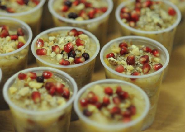 Muharrem aynn onuncu gnnde meydana gelen yrek yakan, messif bir hadise vardr. Nebiler Sultan'nn mbarek torunlar Hz. Hseyin Efendimiz ve temizlerden temiz, erefli aile efrad Kerbela'da Emevi Sultan zalim Yezid tarafndan gnlerce a ve susuz braklm ve ardndan ehit edilmitir. Bu gnlerde oru tutarken onlarn alk ve susuzluklarn dnmek ve efaatlerine nail olmak midiyle onlara dua etmek Hz. Muhammed'e mmet olmann, Hz. Ali'ye ve ehl-i beyte balln gereidir.