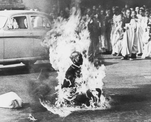 1963 KENDN YAKAN RAHP: Budist rahip Thich Quang Duc, Gney Vietnam hkmetinin din adamlarna eziyet etmesini kendini yakarak protesto ediyor. Rahip yanarak lrken hi ses karmad ve kprdamad. 1963, Malcolm W. Browne, ABD.