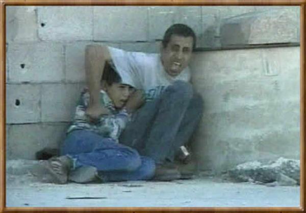 1999 SRAL TERR: Filistinli baba Jamil ad-Durra olunu srailli askerlerin silah ateinden korumaya alyor. Bir mddet sonra ikisde vurularak lyor. Daha sonra onlar kurtarmak iin gelen ambulans ofr de vurularak ldrlyor.