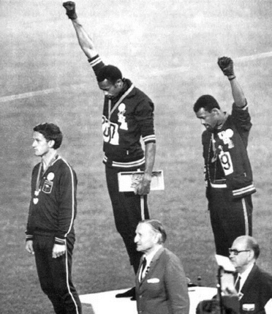 1968 SYAH G: 1968 Olimpiyatlar ve Black Power Selam (Siyah G). Amerikal atletler Tommie Smith ve John Carlos ulusal marlar alarken siyah eldivenli elleriyle selam veriyor. Bu olaydan sonra ikisi de olimpiyatlardan ihra edildi.