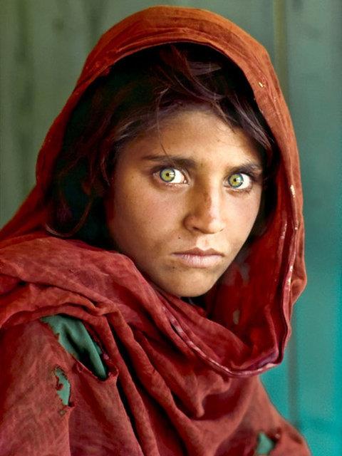 1984 AFGAN KIZ: Gazeteci Steve McCurry tarafndan Pakistan'daki Afgan mlteci kampnda fotoraflanan ve National Geographic'e kapak olan Sharbat Gula, 12 yanda.