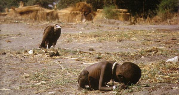 1994 SUDAN'IN OCUKLARI: Fotoraf, Sudan Ktl srasnda Kevin Carter tarafndan ekildi. Fotorafta grnen ocuk srnerek bir kilometre uzaklkta bulunan BM Gda kampna gitmeye alyor. Arkasnda ise bir akbaba bekliyor.