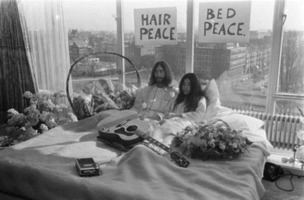 1969 SRPRZ: Rock mziin efsanevi ismi John Lennon ve Yoko Ono?nun 1969 ylnda evlenmesinin ardndan ift, yatak odalarn basna at. Gazeteciler sansasyon beklerken Lennon ve Ono, her konuda bar ve zgrlk istediklerini kameralara anlatt.