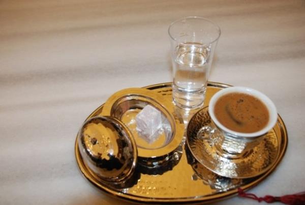 Aratrmalar dzenli olarak Trk kahvesi ienlerde kalp ve lenf damarlarnn i yzeylerindeki hcrelerin onarlmasyla kalp rahatszlna yakalanma riskinin daha dk olduunu ortaya koyuyor.