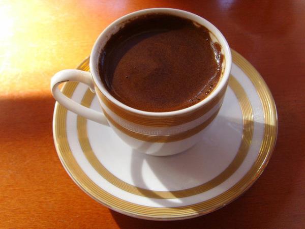 Beslenme ve Diyet Uzman Melis Torluolu, Trk kahvesinin ar tketiminden kanlmas gerektiini, aksi halde sala fayda yerine zarar verdiini belirterek 3 fincan gememek gerektiini hatrlatyor.