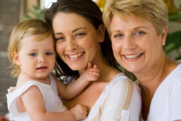 6-Kaltm: Androjenik veya androgenetik alopesi olarak adlandrlan kadn tipi sa dklmesi, temelde erkek tipi kelliin kadn versiyonudur. Ailedeki kadnlarda belli yalarda dklme grlyorsa, kiinin de buna yatknl olabilir.