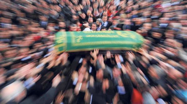 Organlar alnan kiinin cenazesi, zenli bir ekilde vcut btnl bozulmadan aileye teslim ediliyor. Alnanlarn yerine protez organ ekleniyor.