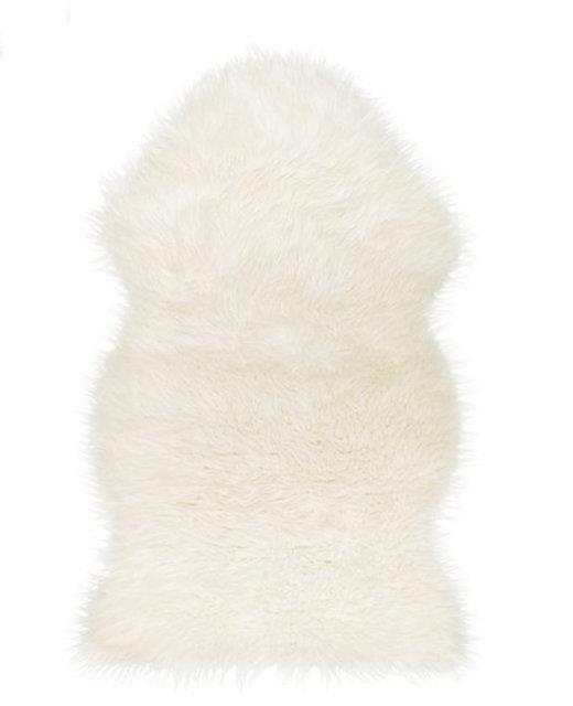 7. Ufak da olsa bir kilim veya hal odanz renklendirecektir. Bu koyun postu eklindeki hal 40 tl.