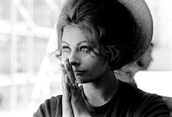 Bunlarn arasnda zellikle de dini epik (bkz. "On Emir") ve biyografik epik (bkz. "Gandhi") ne kmtr.