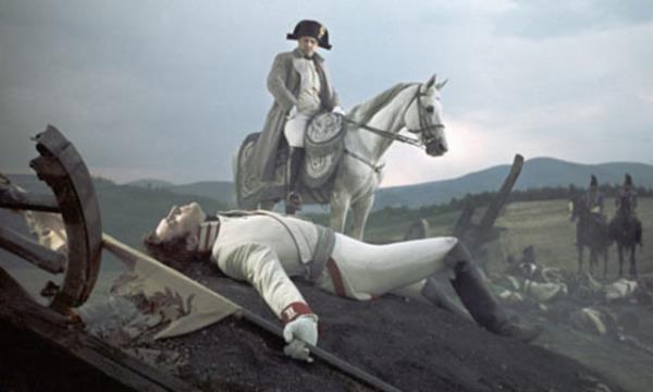 Napolyon'un ordusuna kar mcadeleye ve Rusya'nn sosyal snflarnn konumuna odaklanrken Borodino Sava ile de ihtiam kazanan bir eser. Fransa'nn Rus ihtilaline bak, hi bu kadar detaylandrlmamt.