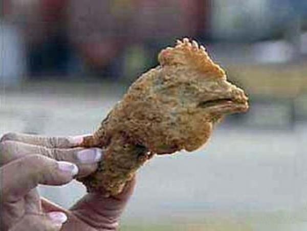 Bir fast food maazasndan tavuk menu alan kadnn mensnden bu tavuk kafas kar: GEREK