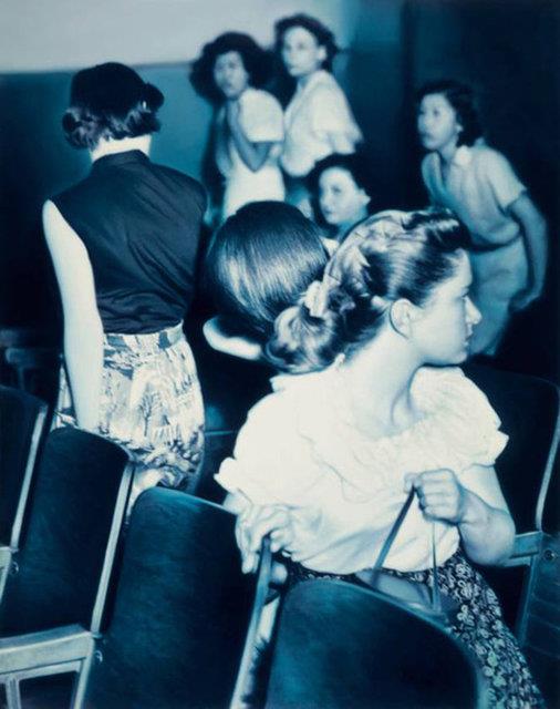 Bu yzden zellikle de Alman Nazi soykrmndan sonra, yeni neslin yitirmi olduu bu safl resimlerindeki yaral yzlerle ve kanla ifade ediyor.   <p>"Suspects I (The Three Graces)", 2000.</p>