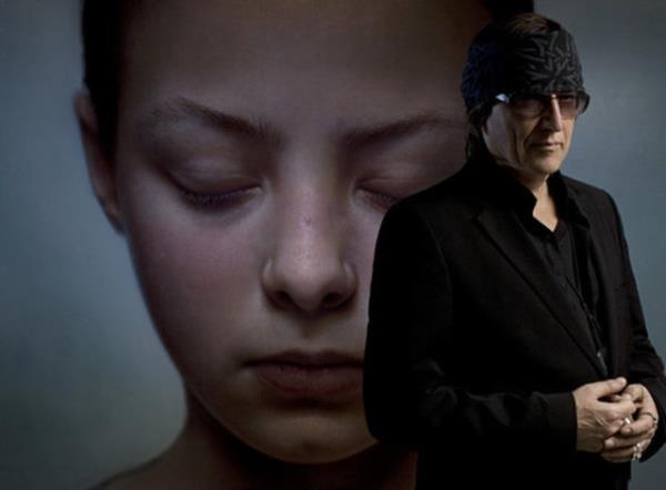 Yapt almalarla byk ses getiren Gottfried Helnwein, Avusturya'da yasaklarla mcadele etmi bir karakter. Helnwein, yapt almalaryla ok sayda eletiri alm, engellemelerle karlam olsa da gnmzde sanatn kabul ettirmi bir isim.