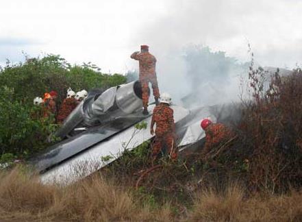 Michael Dacre - Uan Taksi (2009): Michael Dacre, 8 koltuklu uan taksisi ile malezya'da bir tarlaya akld
