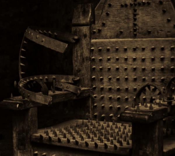 kence sandalyesinin mucidi olan Li Si, vatan haini ilan edildi ve kendi icadnda kan kaybederek yaamn yitirdi.