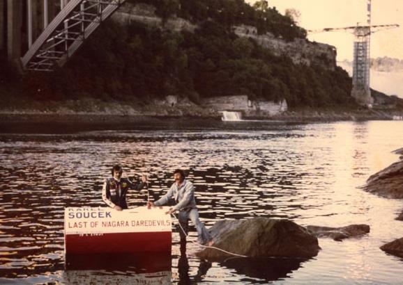 kenarna arpt. Kapsl paralara ayrld ve Karel Soucek hayatn kaybetti.