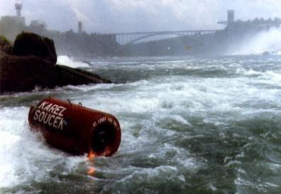 Soucek Karel - Kapsl (1985): Kanadal profesyonel bir dublr olan Karel Soucek Niagara elalesi'nden aa atlamasn