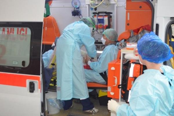 <br><b>7-Hastaln laboratuvar belirtileri nelerdir? </b></br>  Lkopeni, lenfopeni, trombositopeni, ALT ve AST ykseklikleri, LDH ykseklii, re kreatinin ykseklikleri, DIC ve hemoliz bulgular grlyor.